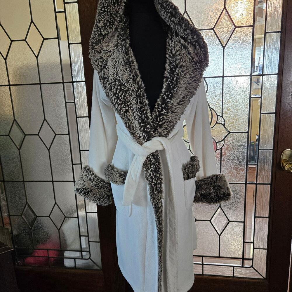 Pottery Barn Gray Ombre Faux Fur Trim White Robe Pre-Owned